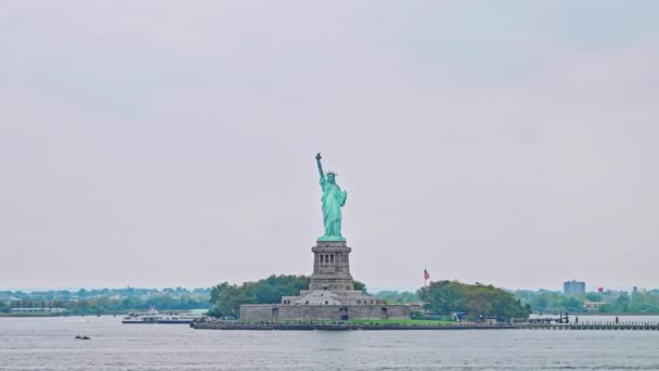 Estatua de la Libertad en Liberty Island, Nueva York — Vídeo de stock