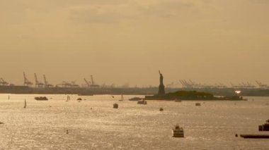 New York Özgürlük Anıtı etrafındaki Hudson Nehri 'nde su trafiği
