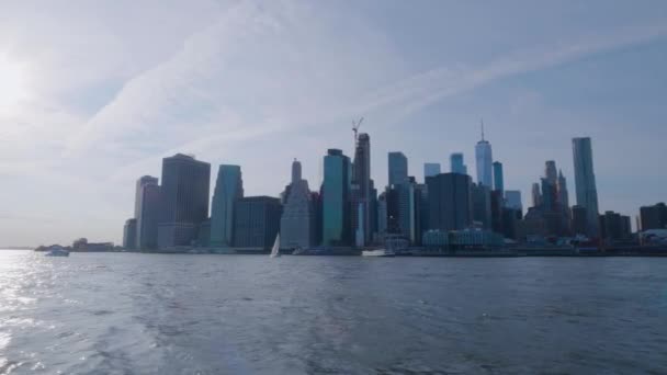 Navegando em frente ao centro de Manhattan, Nova York — Vídeo de Stock