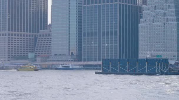 Buque de carga en el río Hudson, Nueva York — Vídeo de stock