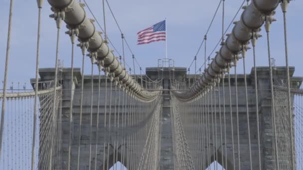 ニューヨークのブルックリン橋のアメリカ国旗 — ストック動画