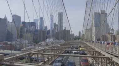Manhattan, New York 'taki Brooklyn Köprüsü kabloları aracılığıyla.
