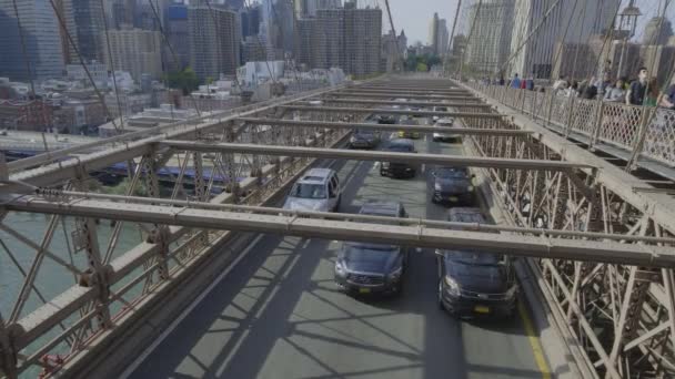 Manhattan vanaf de Brooklyn Bridge in New York — Stockvideo