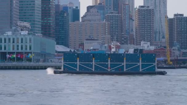 Φορτηγό πλοίο στον ποταμό Χάντσον, Νέα Υόρκη — Αρχείο Βίντεο