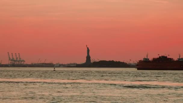 Water verkeer op de Hudson rivier rond het Vrijheidsbeeld, New York — Stockvideo