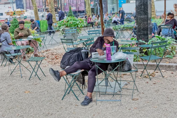 Ta žena spí v Bryant Parku v New Yorku. — Stock fotografie