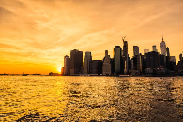 New York Manhattan altın gün batımı manzarası — Stok fotoğraf