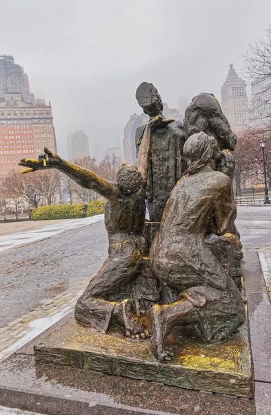 A escultura Imigrantes Nova York — Fotografia de Stock