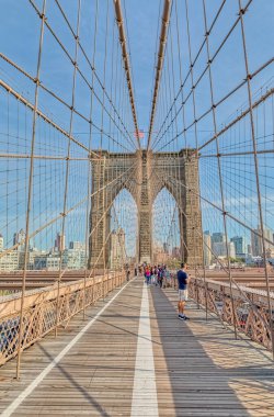 Turistler New York 'taki Brooklyn Köprüsü' nü geziyorlar.