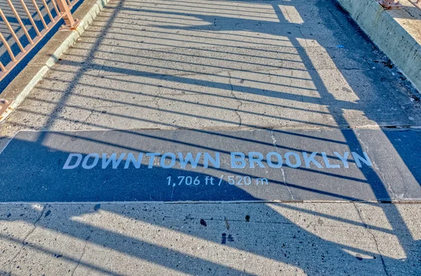 न्यूयॉर्क में ब्रुकलिन ब्रिज पर तल चिह्न — स्टॉक फ़ोटो, इमेज