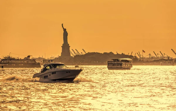 Traffico idrico intorno alla Statua della Libertà, New York — Foto Stock