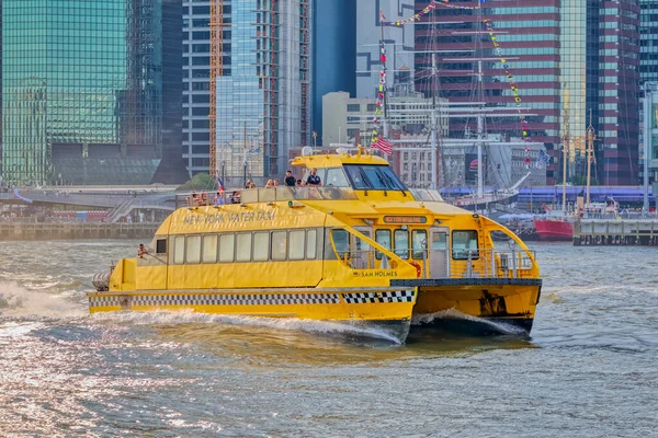 Vízi taxi közelében Brooklyn Bridge, New York — Stock Fotó