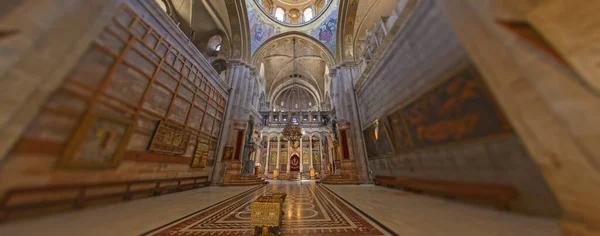 Cappella del Catholicon nella chiesa del Santo Sepolcro a Gerusalemme obiettivo largo — Foto Stock