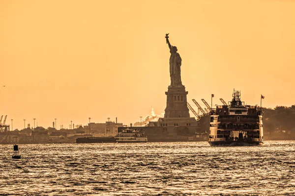 Tráfico de agua en el río Hudson alrededor de la Estatua de la Libertad, Nueva York —  Fotos de Stock