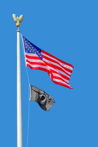 USA vlajka a Národní liga rodin POW MIA vlajka — Stock fotografie