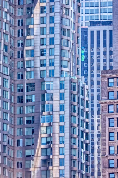 Πρόσοψη με πολλαπλές αντανακλάσεις από άλλα κτίρια και τον ήλιο στη Νέα Υόρκη — Φωτογραφία Αρχείου