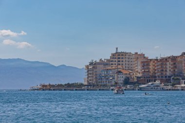 Arnavutluk 'ta Sarande Kodrra kıyı şeridi manzarası