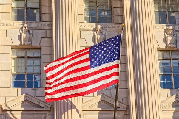 Bandera de Estados Unidos en la fachada del edificio de comercio de Estados Unidos en Washington DC — Foto de Stock