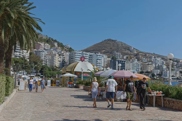 Saranda kust solig strandpromenad vid havet Albanien — Stockfoto