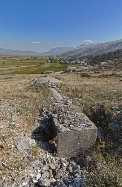 阿尔巴尼亚共产党时代建造的混凝土军事掩体废墟 — 图库照片