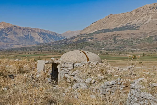 Des ruines de bunker militaire en béton construites à l'époque communiste Albanie — Photo