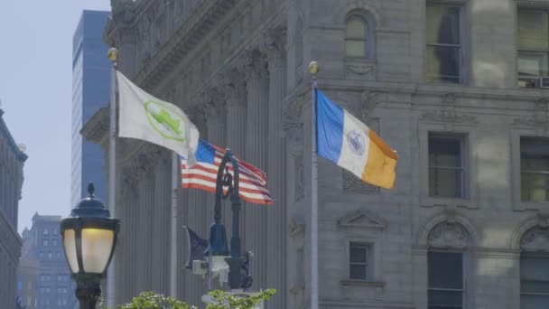 USA vlajka, New York City vlajka a Národní liga rodin POW MIA vlajka — Stock video