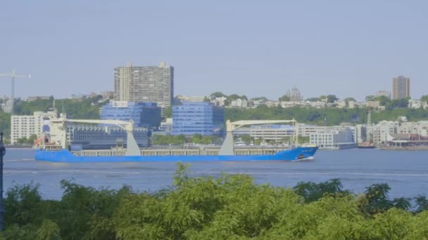 Watertransport op de Hudson River, New York — Stockvideo