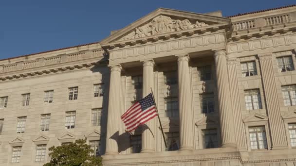 Vlajka USA na fasádě budovy US Commerce ve Washingtonu DC — Stock video
