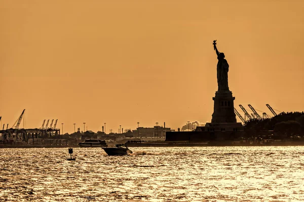 Tráfico de agua en el río Hudson alrededor de la Estatua de la Libertad, Nueva York —  Fotos de Stock