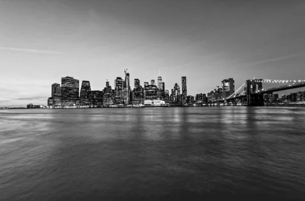 Manhattan hosszú expozíciós szürkeárnyalatú panoráma, New York — Stock Fotó