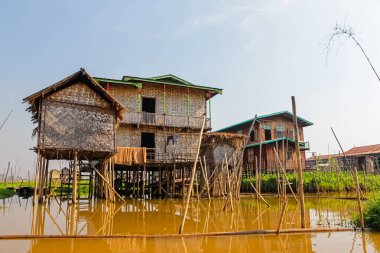 Inle gölünde yüzen ev