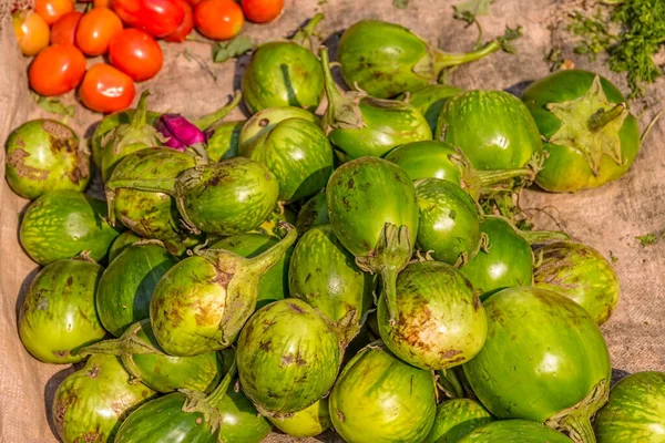 Selling vegetables at the local market — Stock Photo, Image