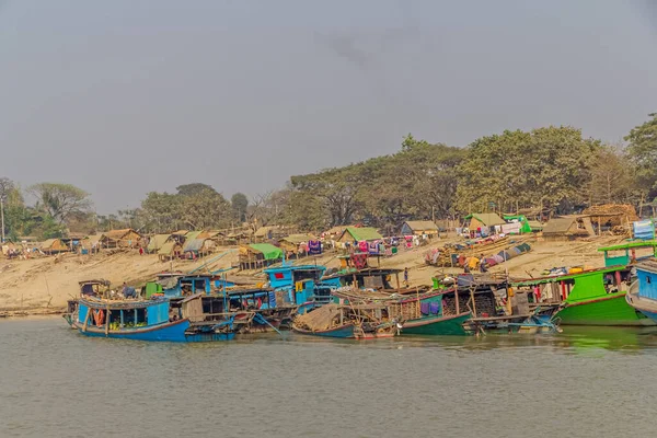 Barcos de transporte en el río Irrawaddi —  Fotos de Stock