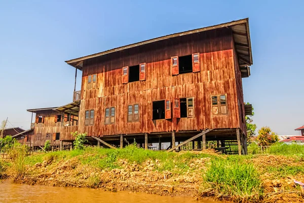 Casa flotante en el lago Inle —  Fotos de Stock