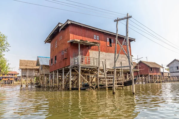 Inle gölünde yüzen ev — Stok fotoğraf