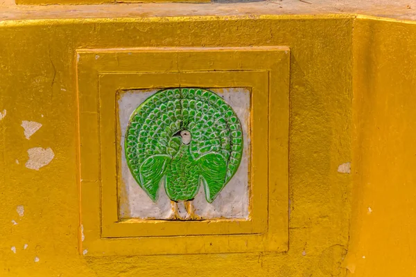 Detalle de decoración de pavo real - Birmania —  Fotos de Stock
