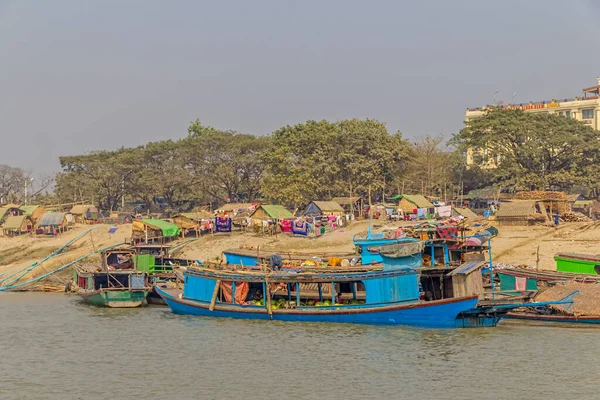 Barcos de transporte en el río Irrawaddi — Foto de Stock