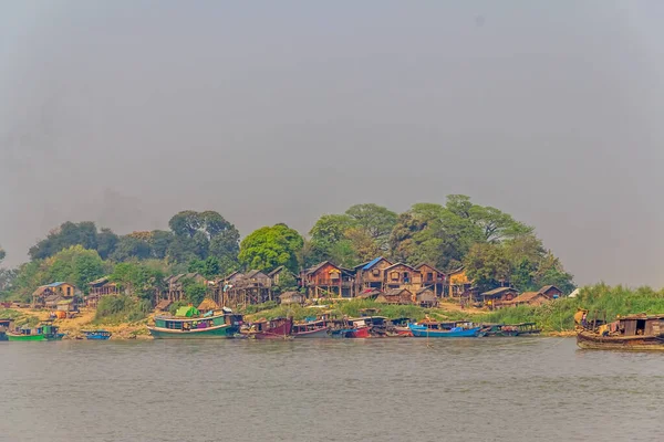 Barcos de transporte en el río Irrawaddi —  Fotos de Stock