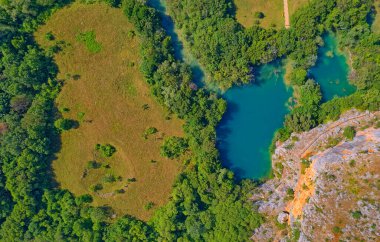 Hırvatistan 'daki Brljan gölünün Krka Nehri kanyonundaki hava manzarası