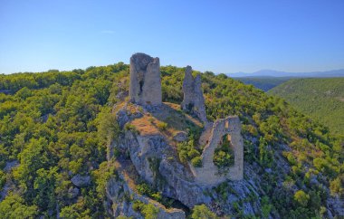Hırvatistan 'daki Promina Dağı' nın batı yakasında bulunan Trosenj kalesi, havadan korunuyor