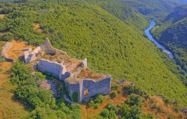 Hırvatistan 'ın Promina Dağı' nın batı yakasında bulunan Necven kalesi, havadan korunuyor