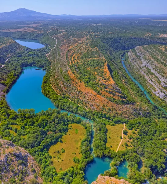 Vista aérea del lago Brljan en Croacia en el cañón del río Krka — Foto de Stock