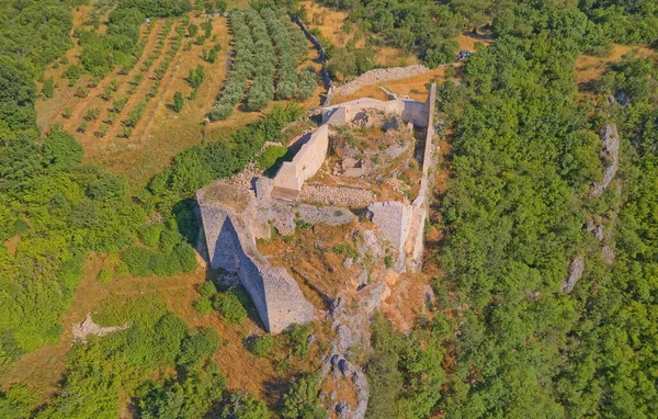 克罗埃西亚普罗米纳山西侧的脖子要塞仍在空中 — 图库照片