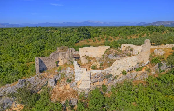 Necven pevnost zůstává na západní straně hory Promina v Chorvatsku, letecké — Stock fotografie