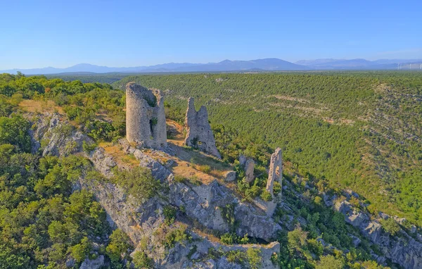 Trosenj Festung bleibt auf der Westseite des Berges Promina in Kroatien, Luftaufnahme — Stockfoto