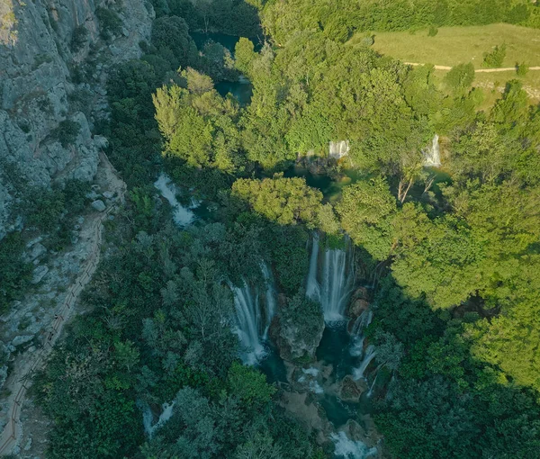 Hırvatistan 'daki Krka Nehri kanyonundaki şelale manzarası — Stok fotoğraf