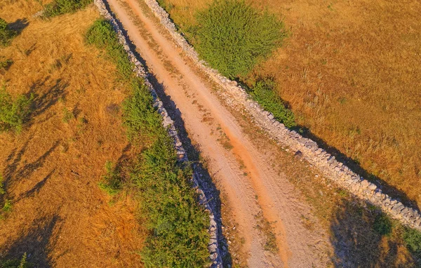 Uma estrada de terra no coração da Dalmácia — Fotografia de Stock