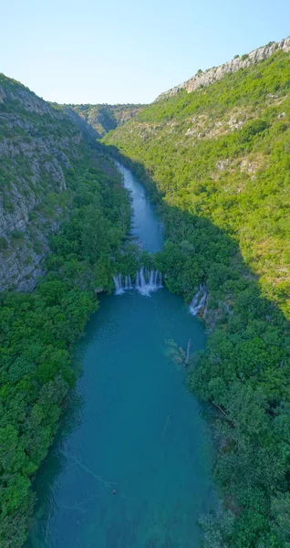 Vue aérienne de la cascade dans le canyon de la rivière Krka en Croatie — Photo