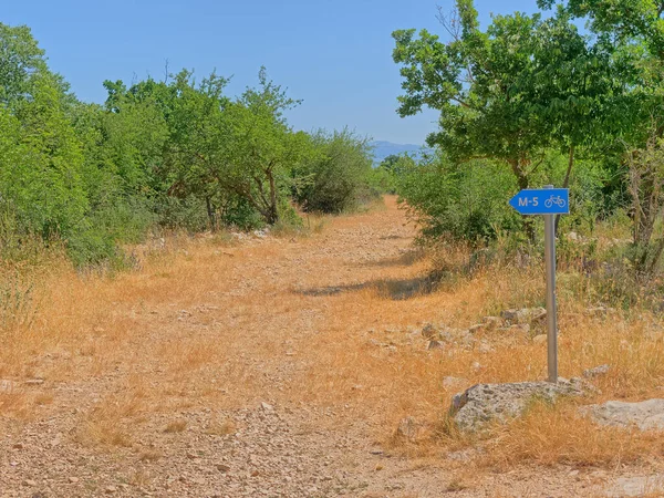 Señalización de bicicleta para carril bici de montaña en el interior de Dalmacia —  Fotos de Stock