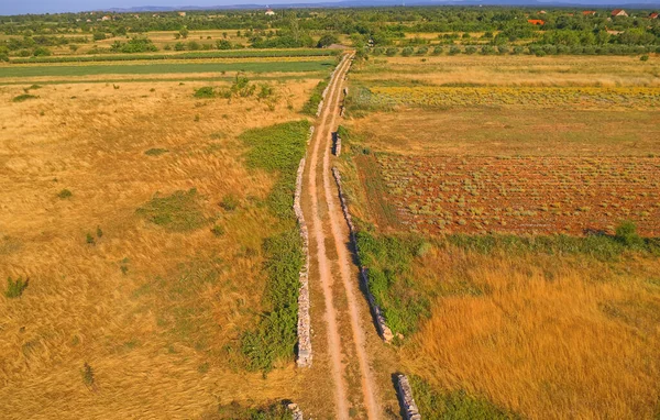 Een onverharde weg in het hart van Dalmatië — Stockfoto